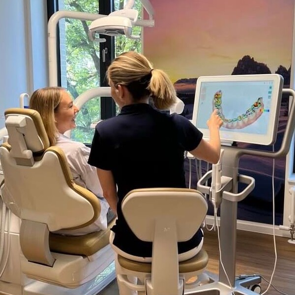 Frau Dr. Schneid mit Patientin im Behandlungszimmer.